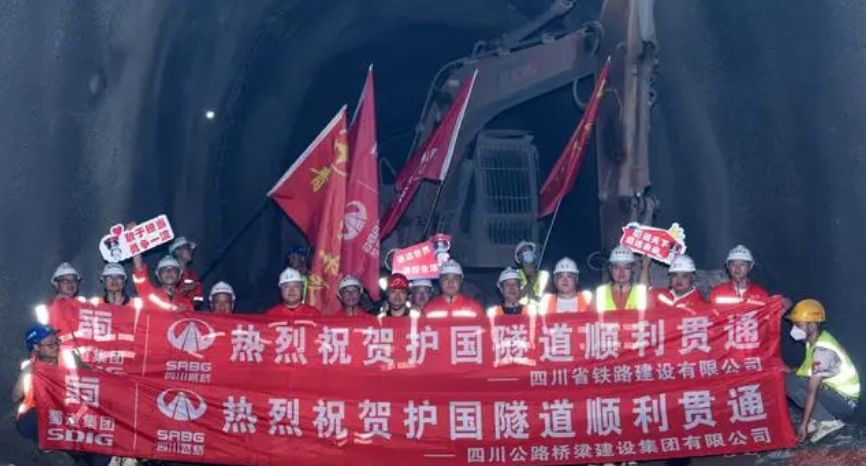 隆黃鐵路隆敘段擴(kuò)能改造工程全線最長(zhǎng)隧道貫通(圖1)